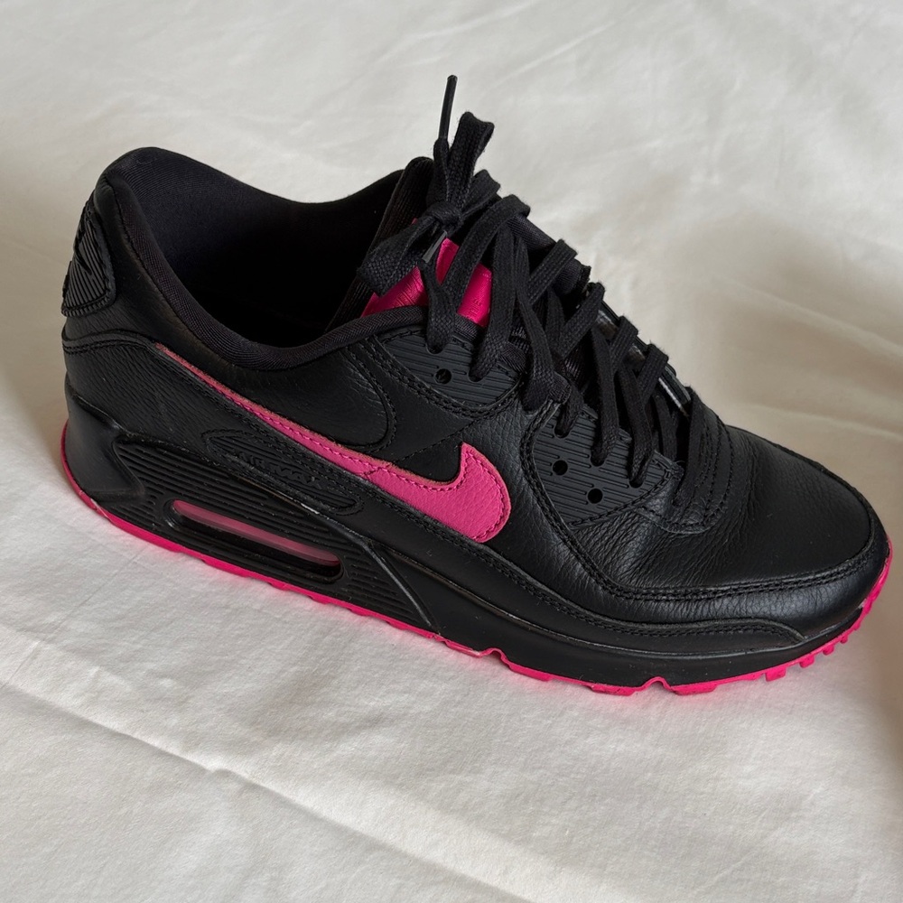 Nike Women’s Black & Hot Pink Leather Sneaker